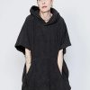 Donne Pieghe per favore Issey Miyake Giacche | Poncho Con Cappuccio In Spugna - Donna - Nero